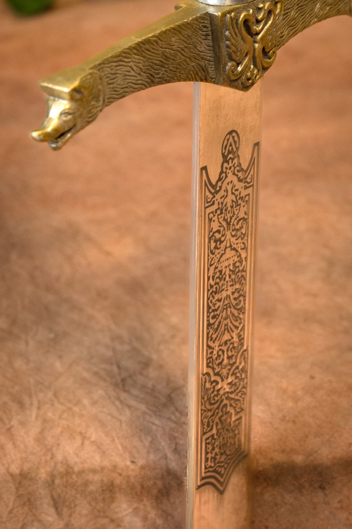 Heraldic sword, semi-sharp
