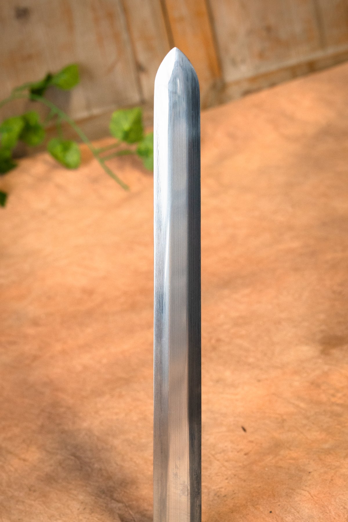Heraldic sword, semi-sharp