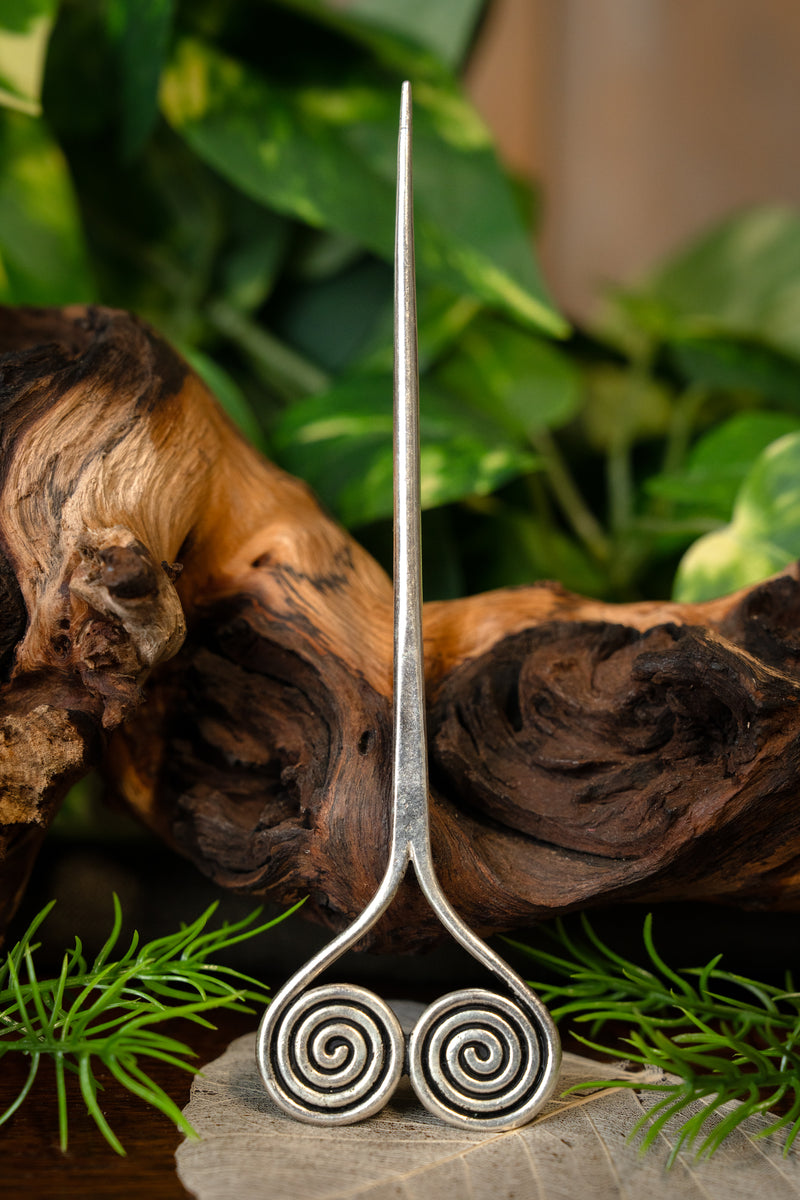 Bronzealder-hårnål med spiraler, forsølvet bronze