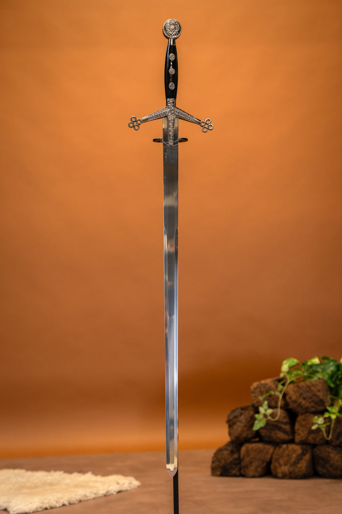 Claymore with scabbard, semi-sharp