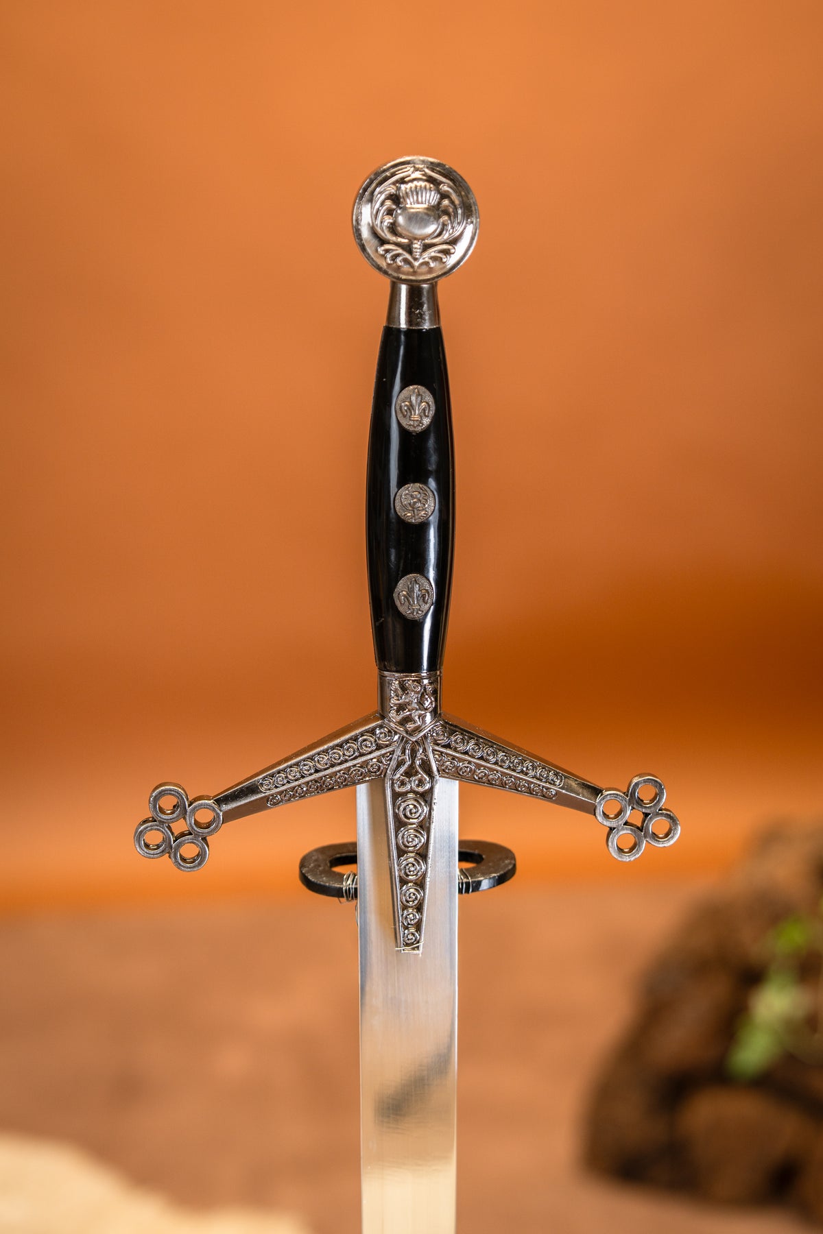 Claymore with scabbard, semi-sharp