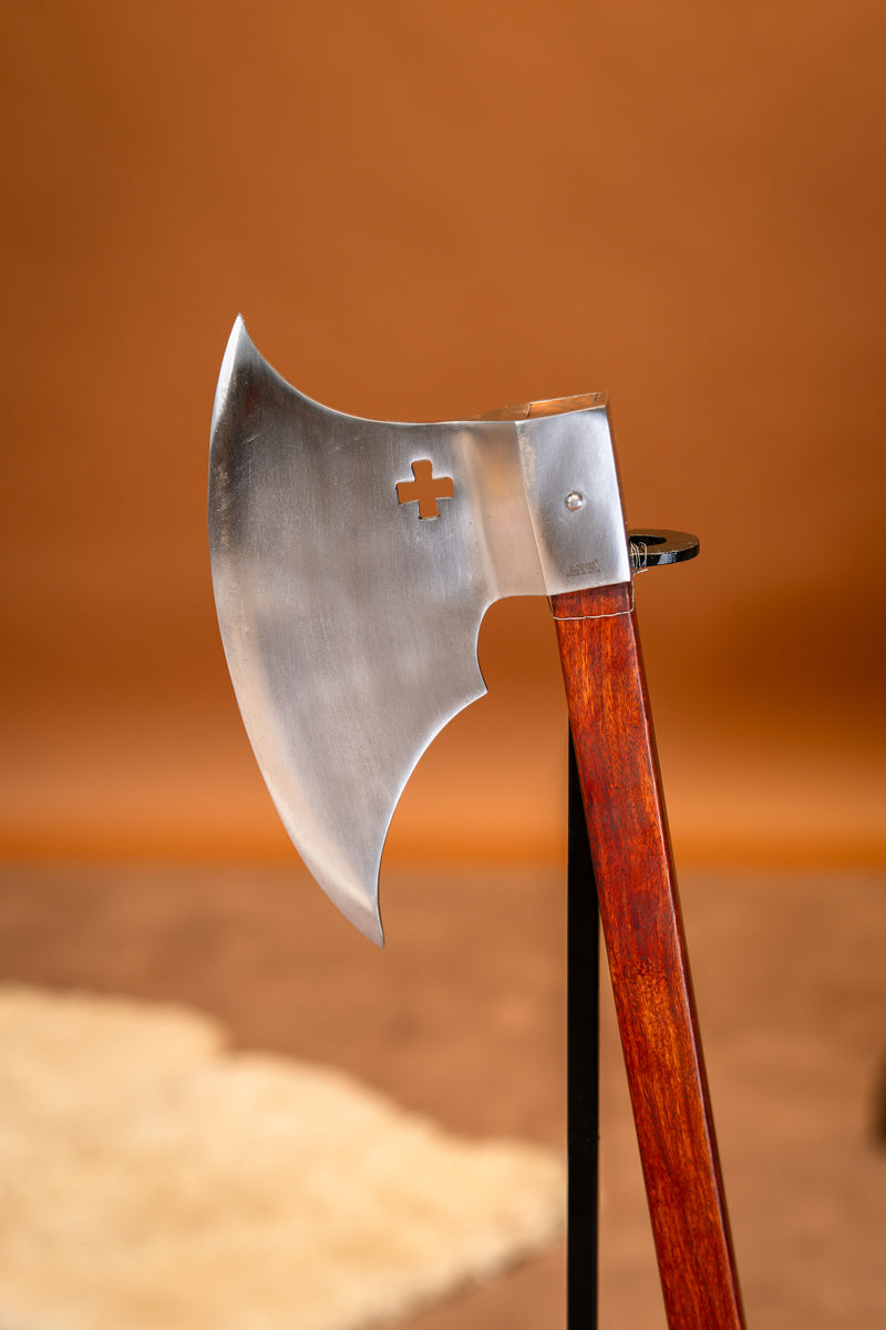 Spätmittelalterliche Streitaxt mit Kreuz, halbscharf