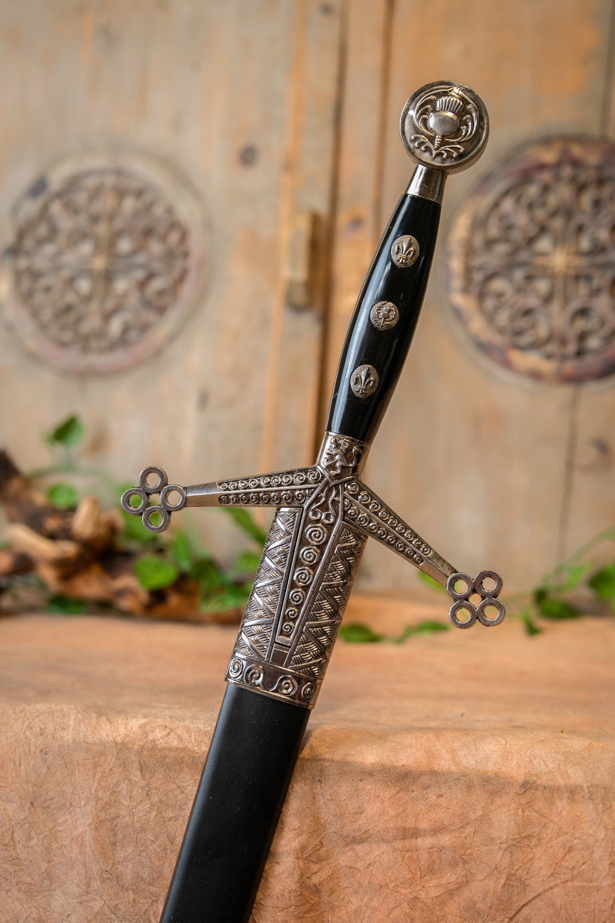 Claymore with scabbard, semi-sharp