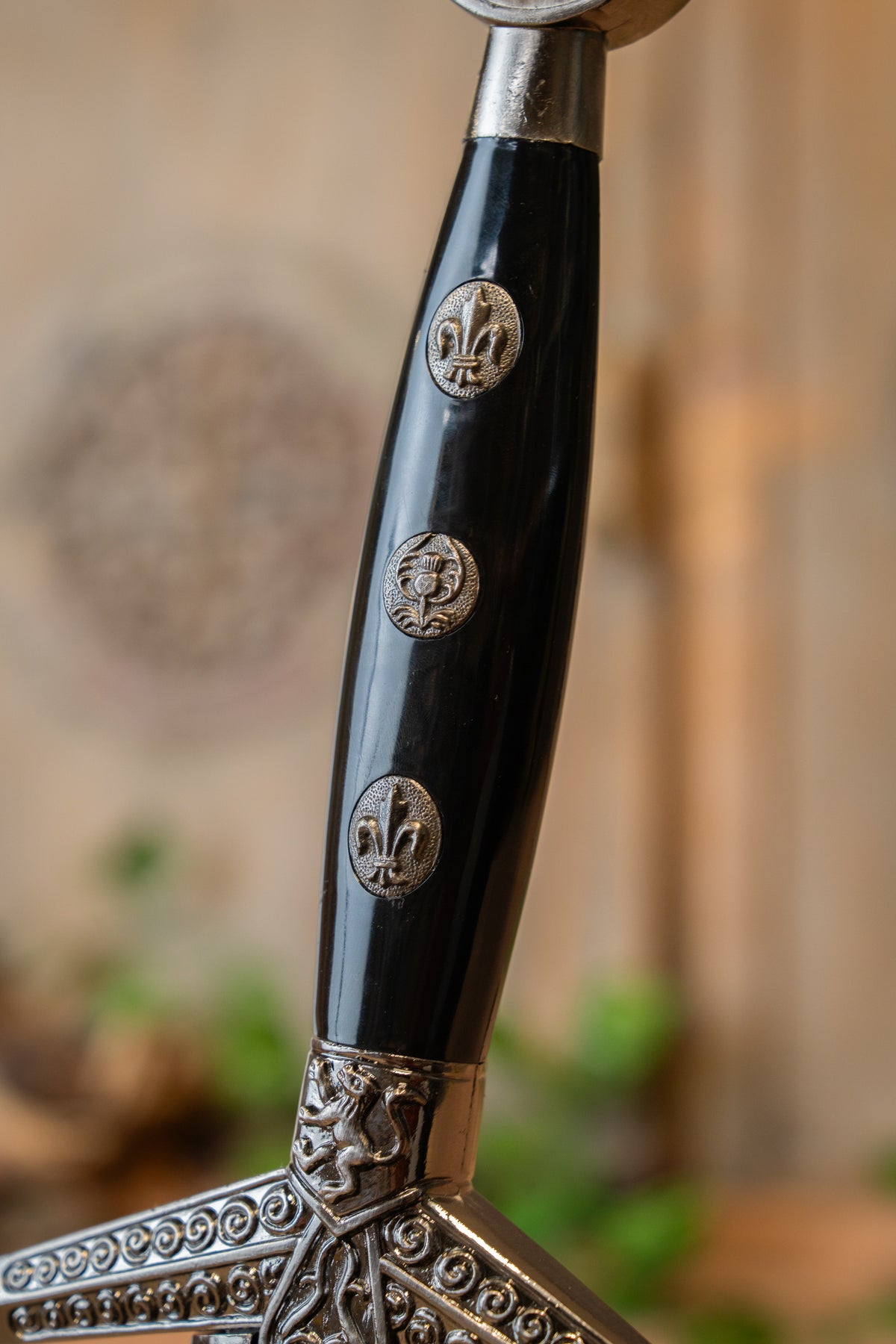 Claymore with scabbard, semi-sharp