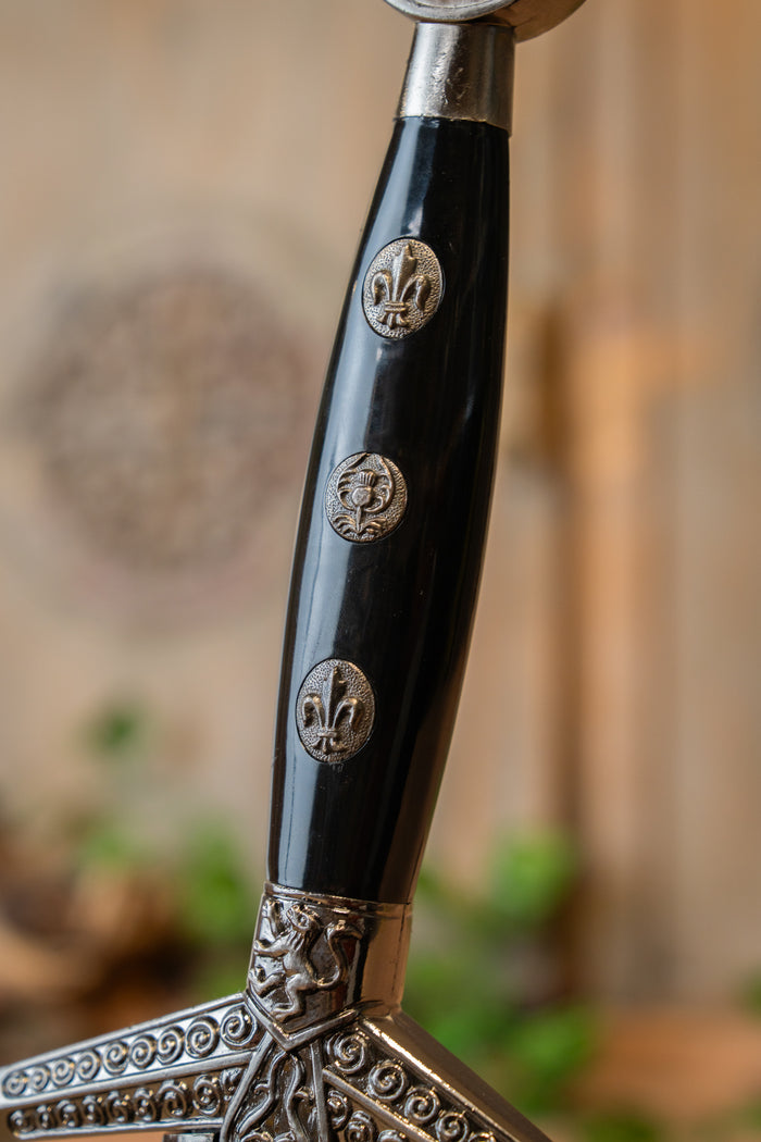 Claymore with scabbard, semi-sharp