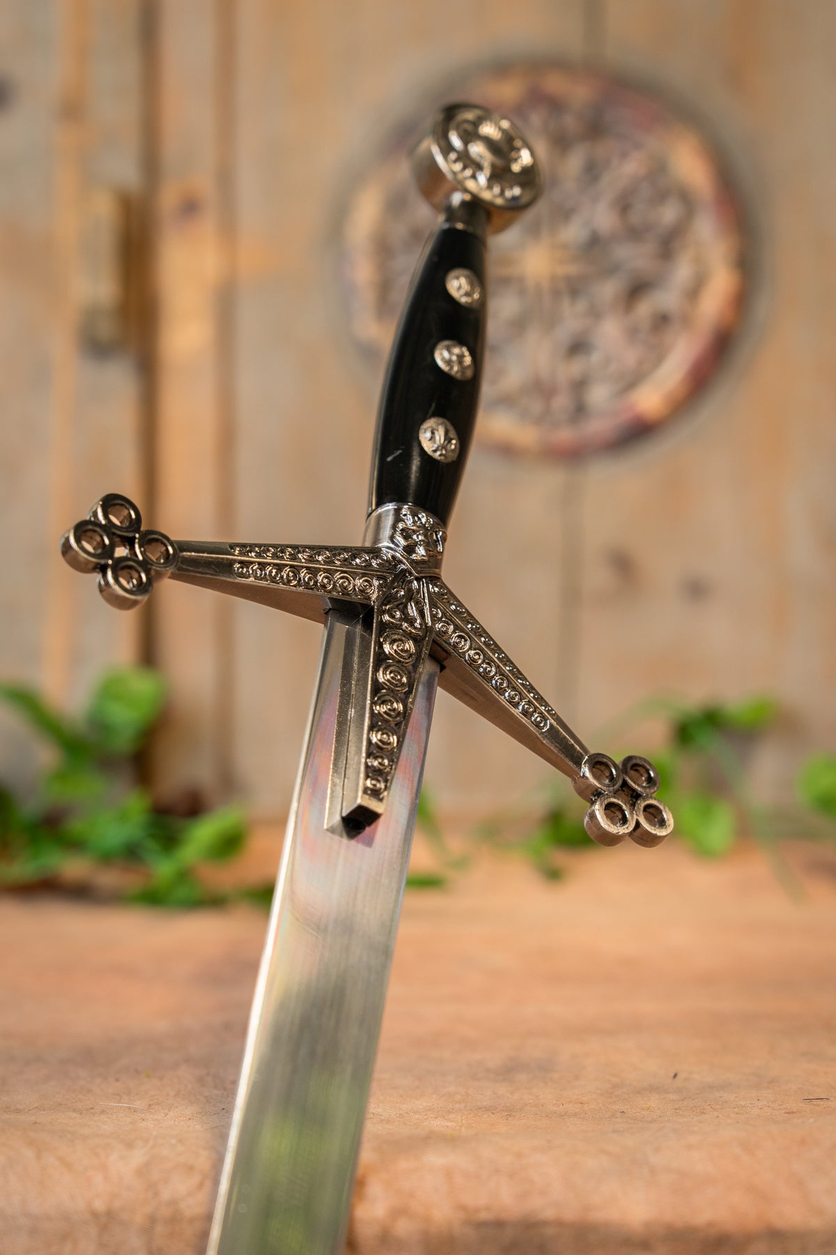 Claymore with scabbard, semi-sharp