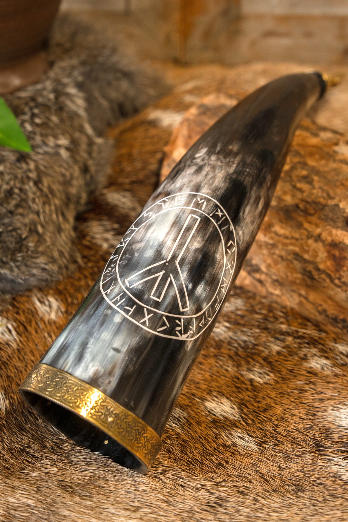 Algiz protection rune drinking horn, 300-500 ml