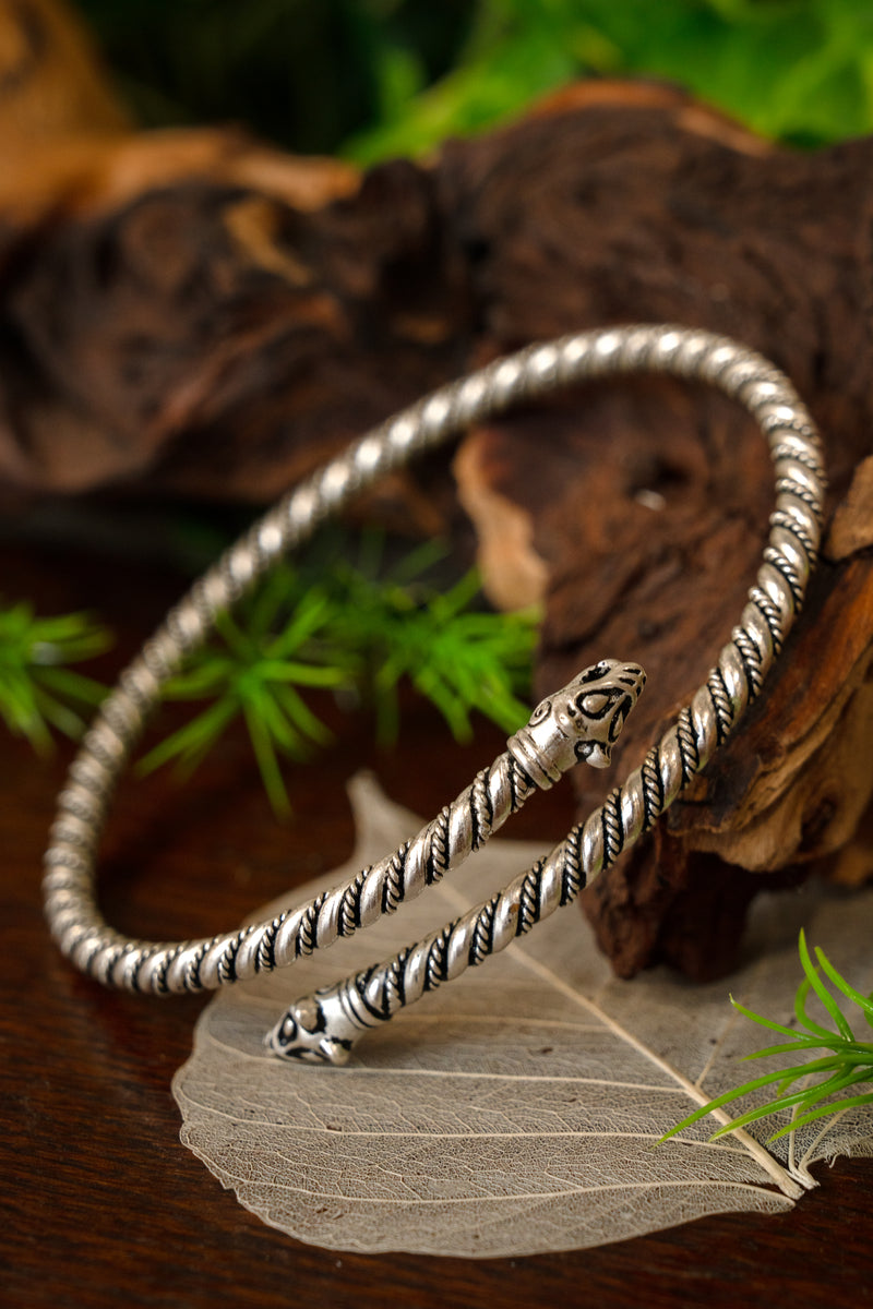 Bracciale vichingo da braccio superiore con teste di lupo, bronzo argentato