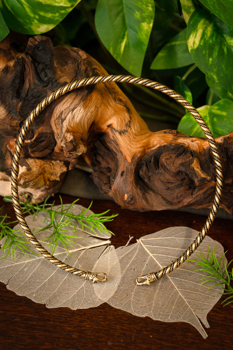 Vikingatorque med varghuvuden, brons