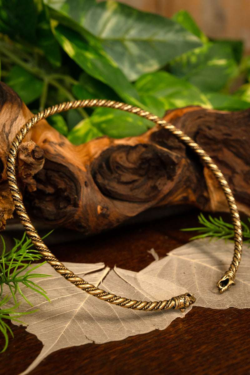 Vikingatorque med varghuvuden, brons