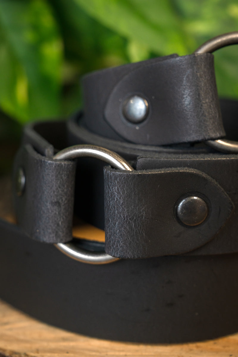 Læderbælte med ringlukning, sort splitlæder, 155 cm
