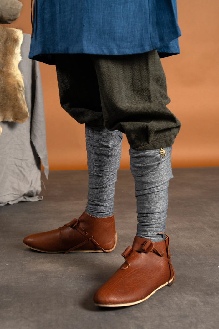Winingas with raven fibulae, herringbone pattern, wool mix