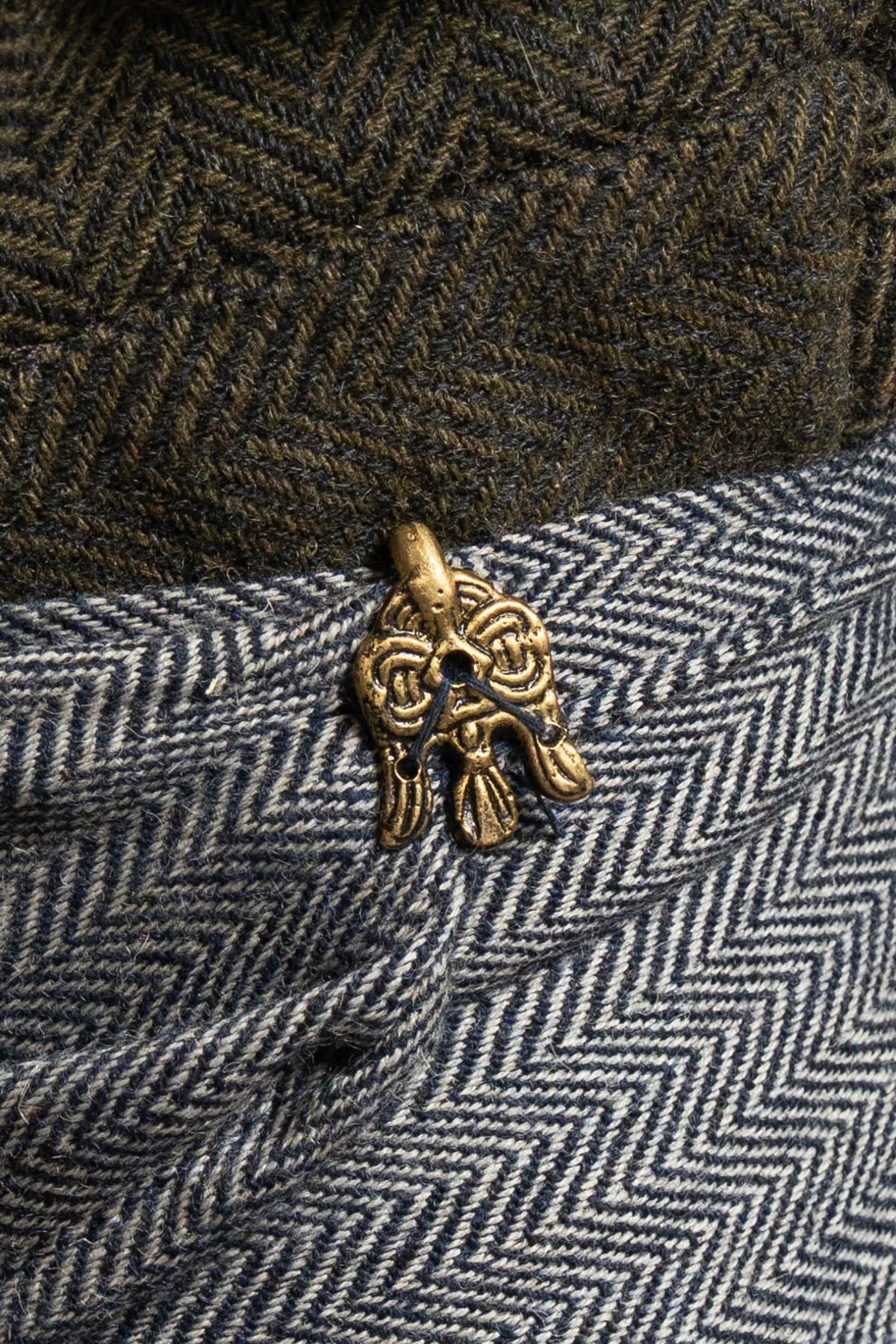Winingas with raven fibulae, herringbone pattern, wool mix