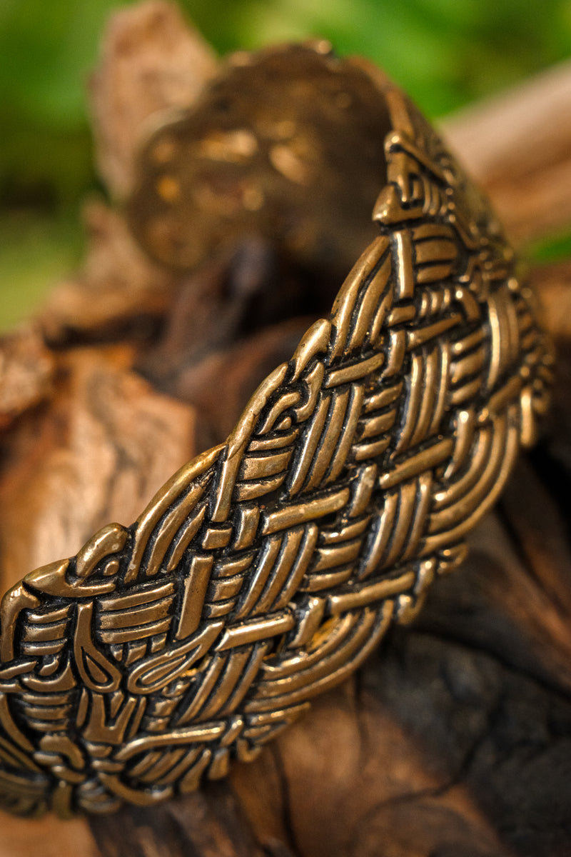 Brazalete ancho del antiguo estilo irlandés, bronce