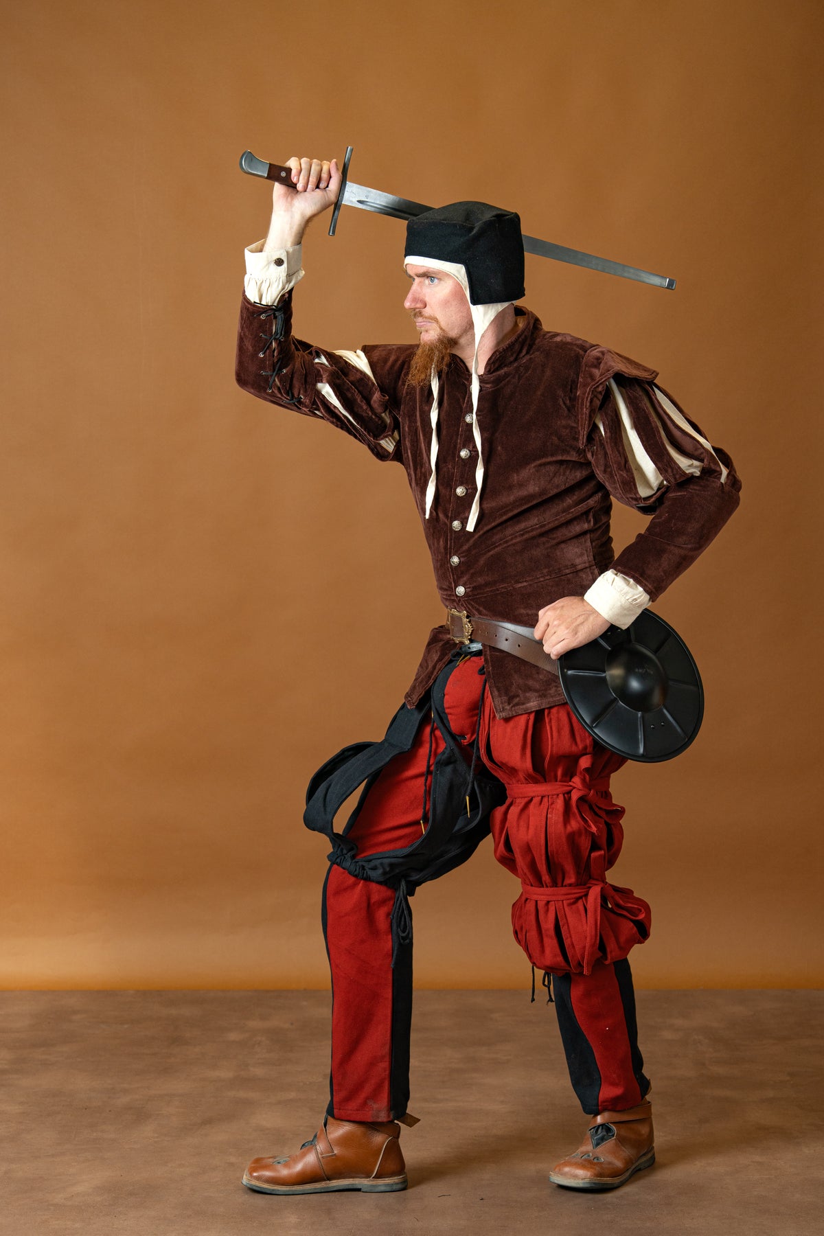 Doublet with open sleeves, red-brown