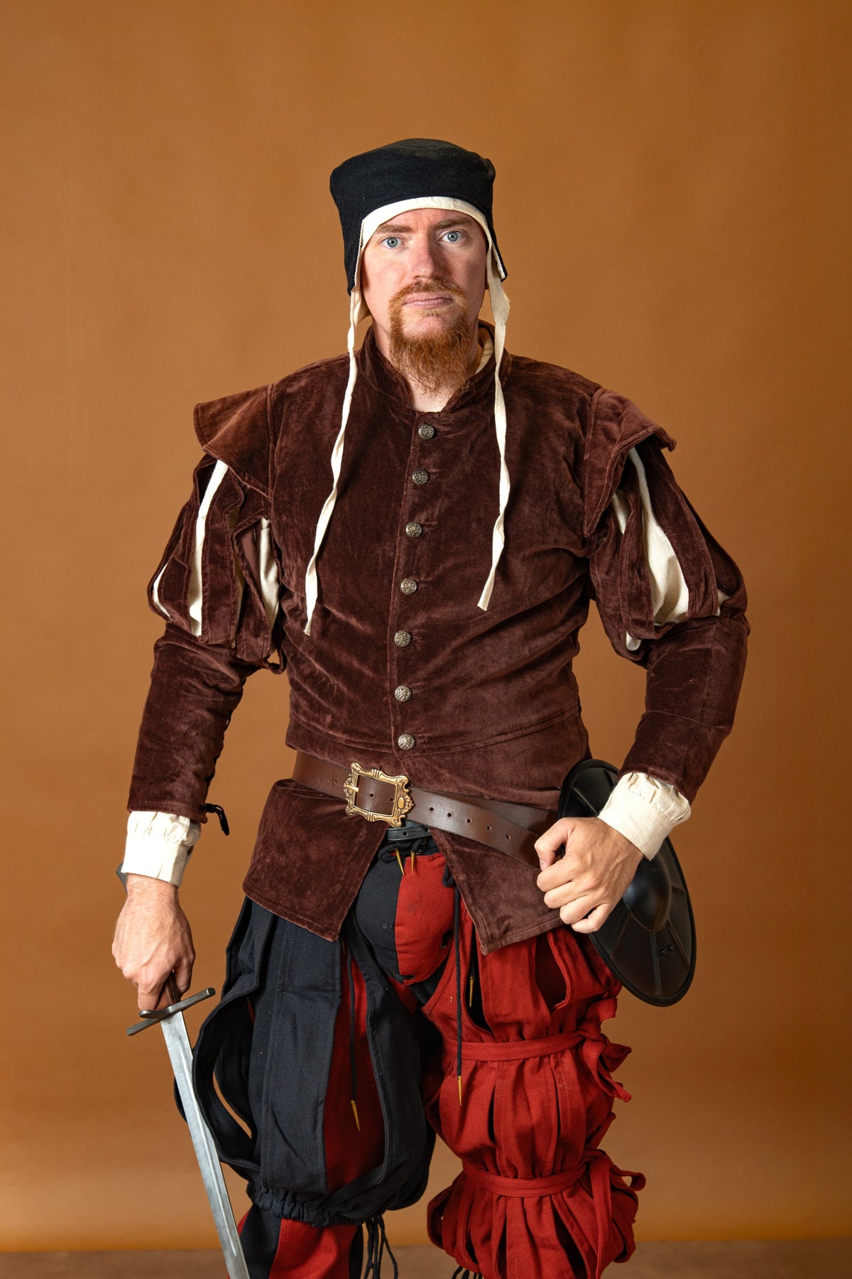Doublet with open sleeves, red-brown