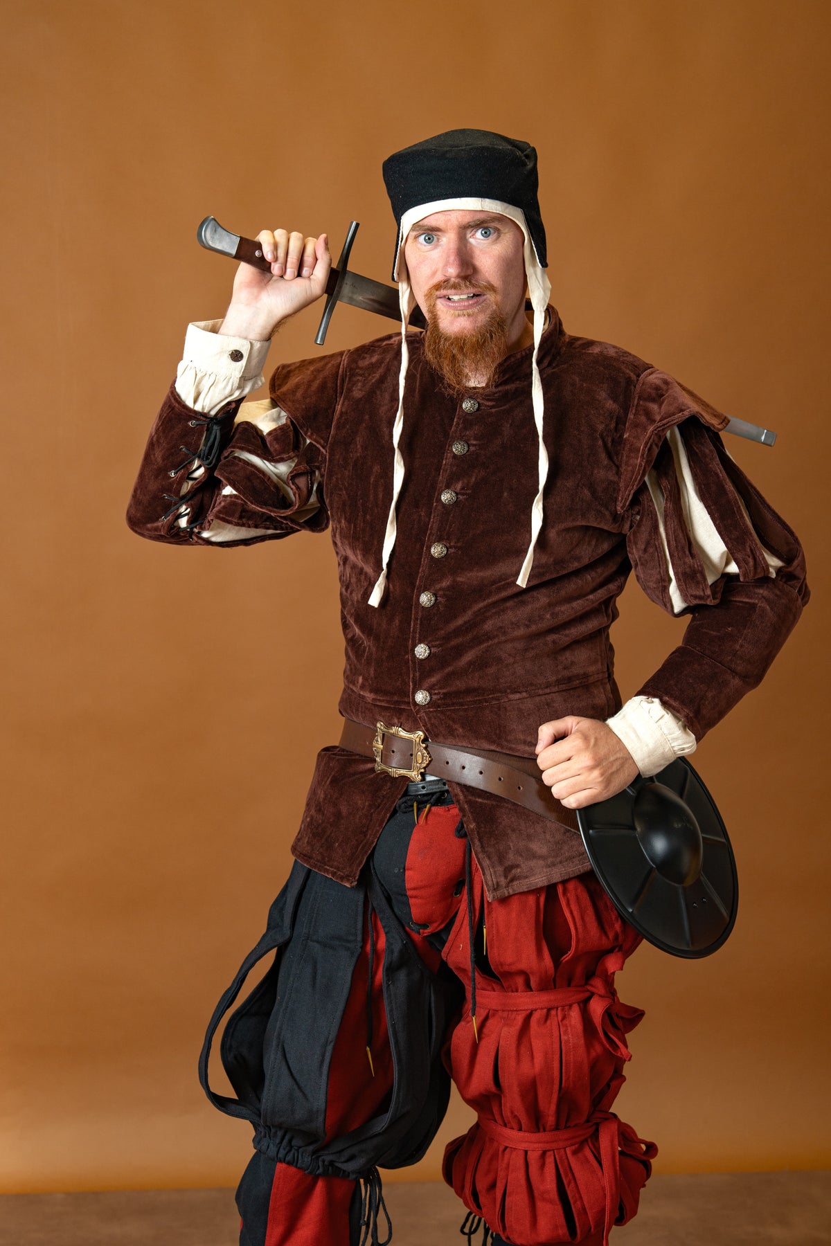 Doublet with open sleeves, red-brown