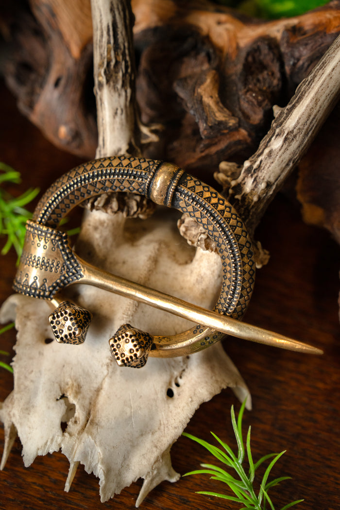Horse shoe fibula Klintegarda, bronze