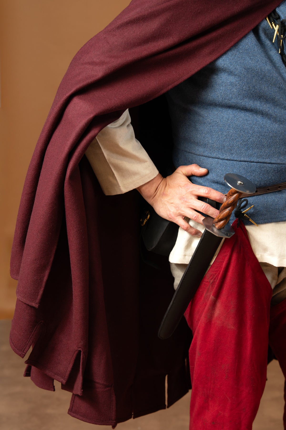 14th century cloak Bockstenman, heuke, wool, bordeaux red