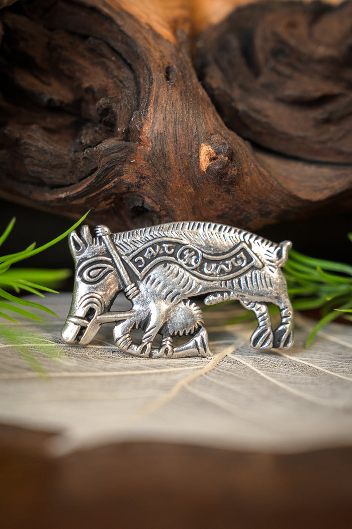 Pilgrim badge pig with bagpipes, silvered bronze
