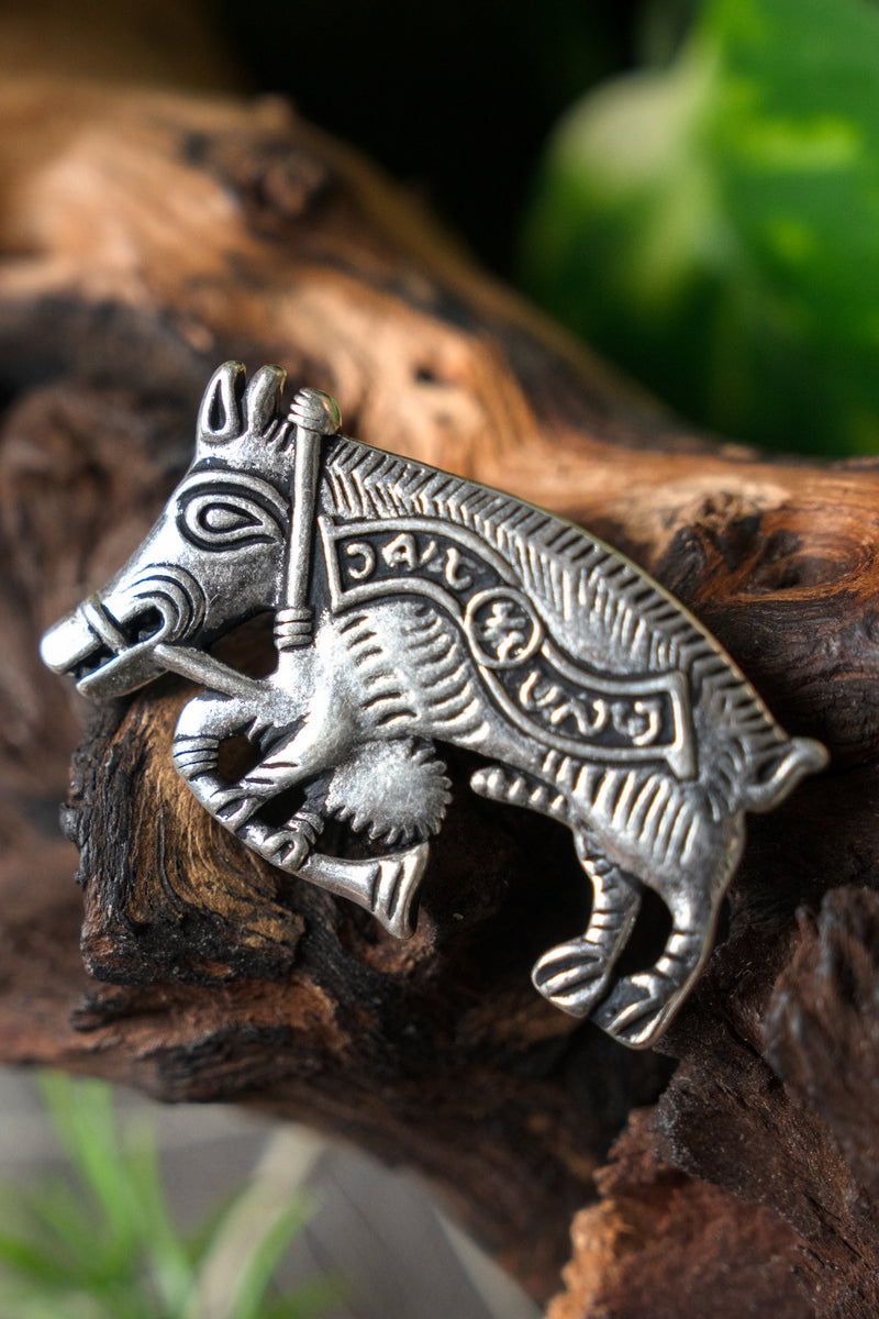 Pilgerabzeichen Schwein mit Dudelsack, versilberte Bronze