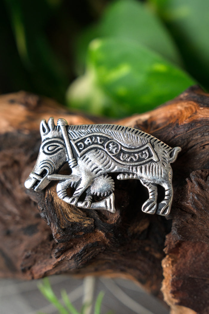 Pilgrim badge pig with bagpipes, silvered bronze