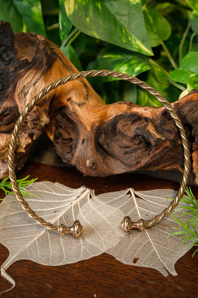 Vridna gallisk torc, mässing