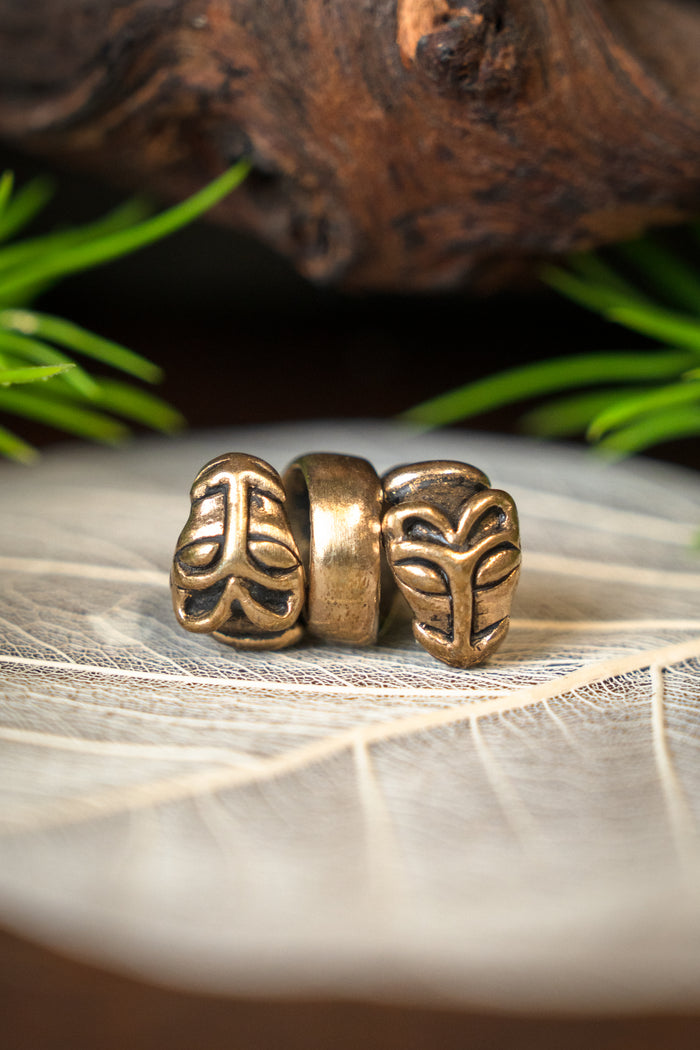 Beard bead with wolf heads, bronze