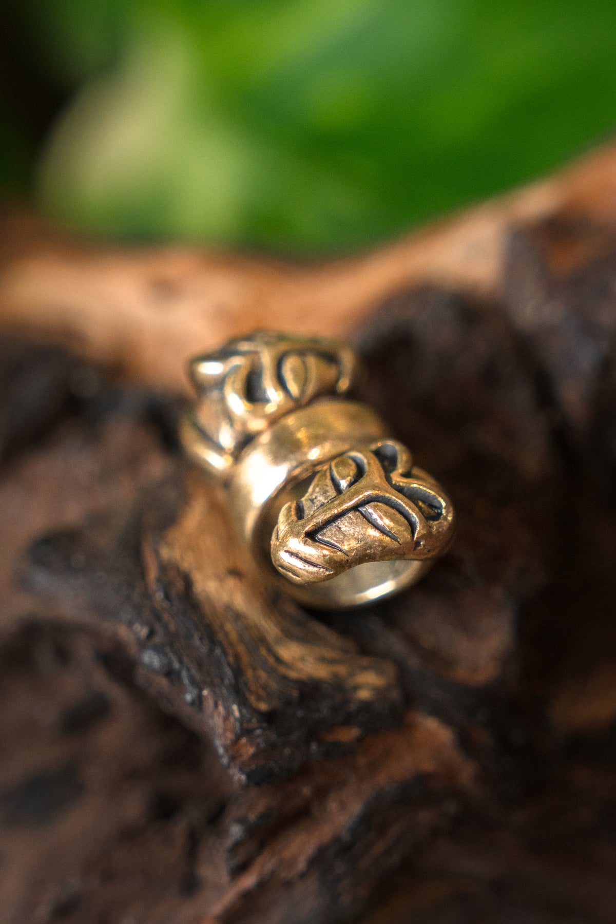 Beard bead with wolf heads, bronze