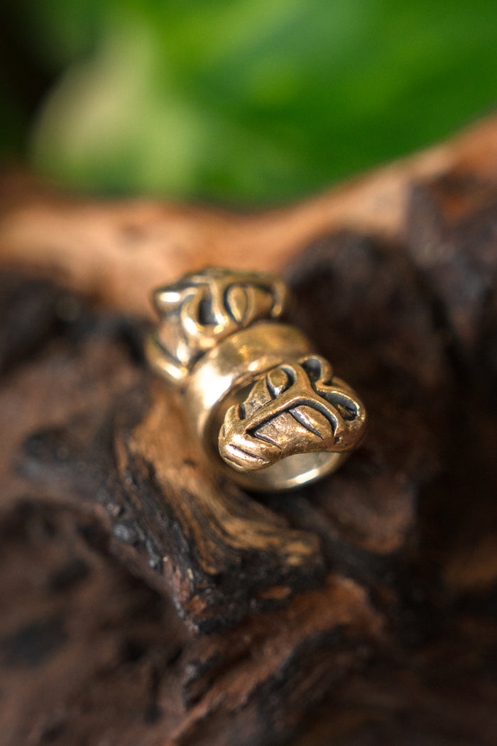 Beard bead with wolf heads, bronze