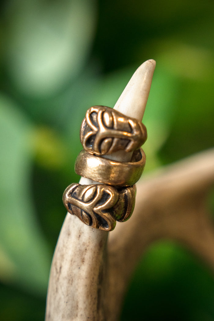 Beard bead with wolf heads, bronze