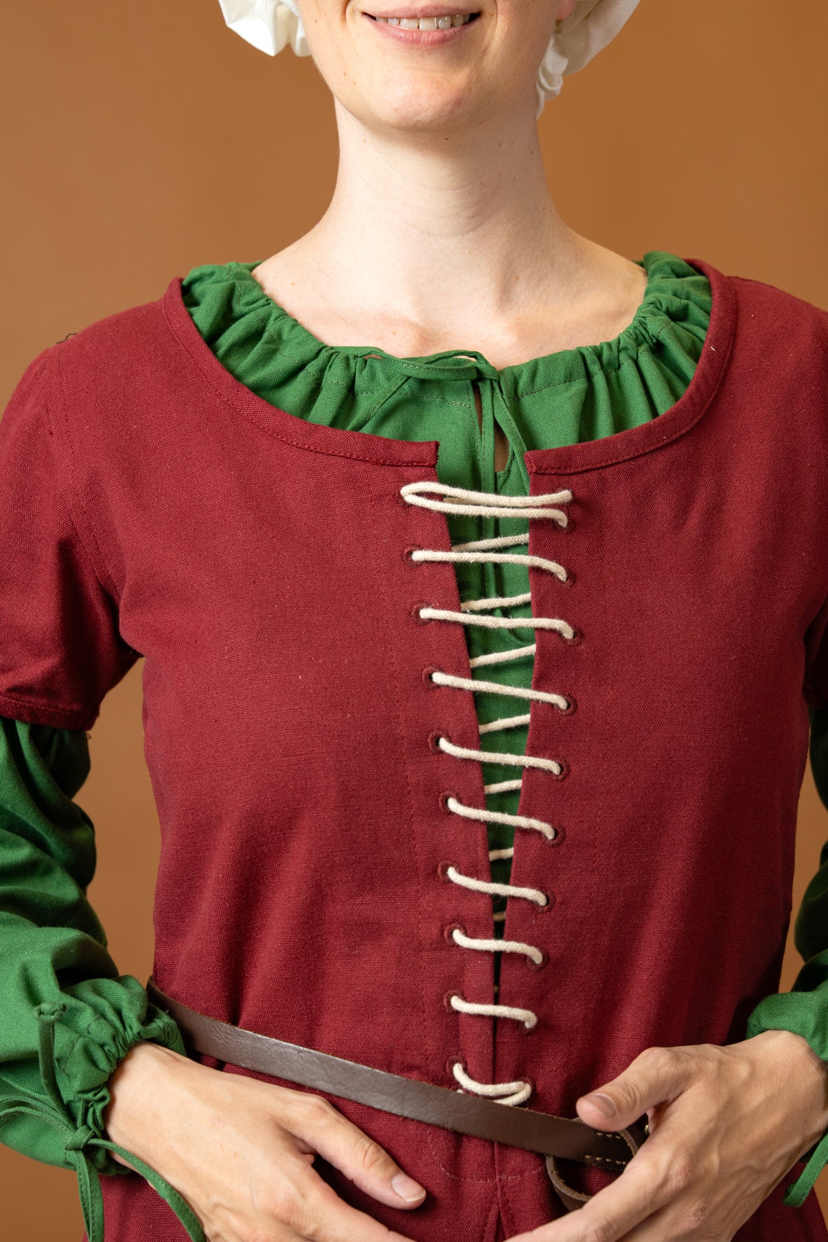 Cotehardie Odilia, burgundy red