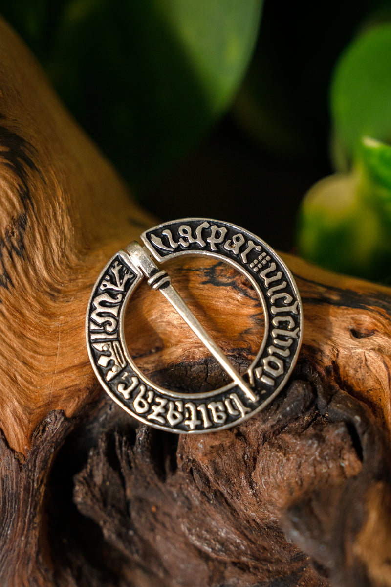 Mittelalterliche Ringbrosche, versilberte Bronze