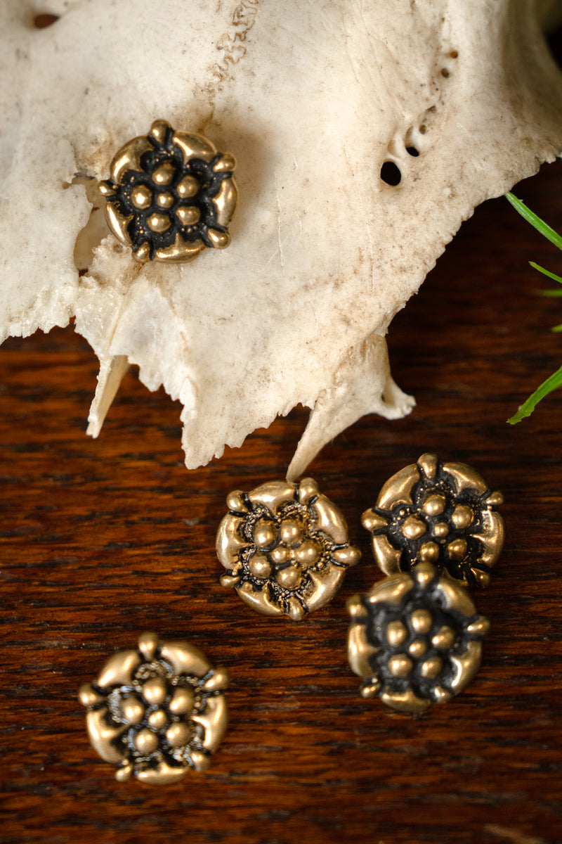 Boutons du bas Moyen Âge à rose, en bronze, lot de cinq pièces
