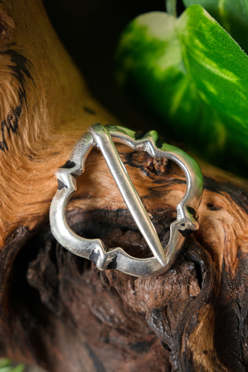 Średniowieczna brosza Eva z Reims, posrebrzany brąz