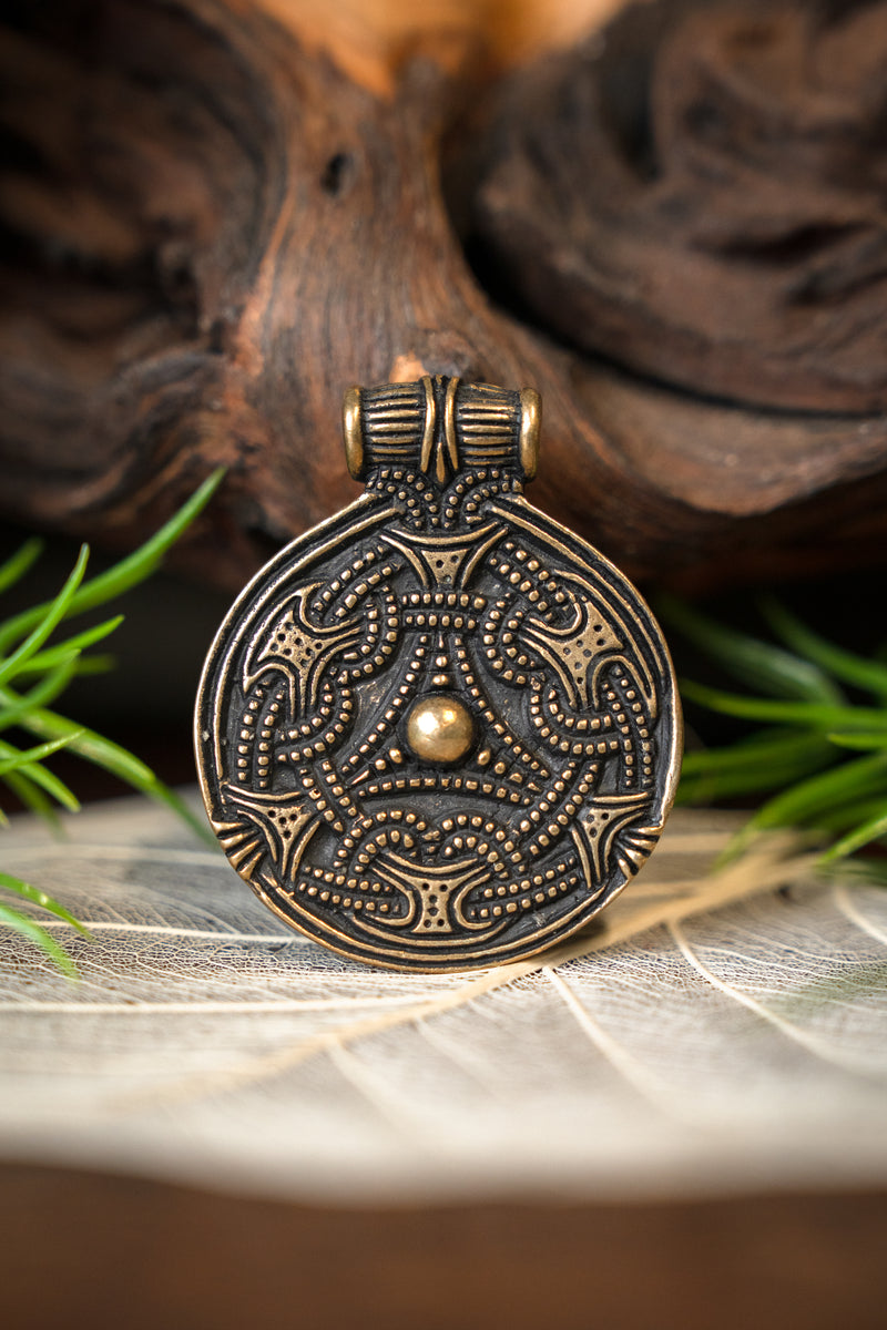 Amuleto vikingo de escudo Stora Ryk, bronce