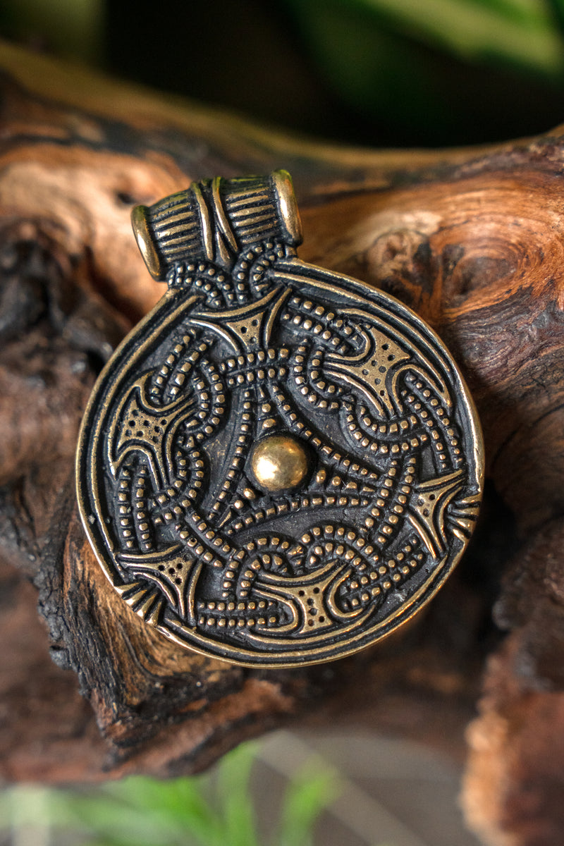 Amuleto vikingo de escudo Stora Ryk, bronce