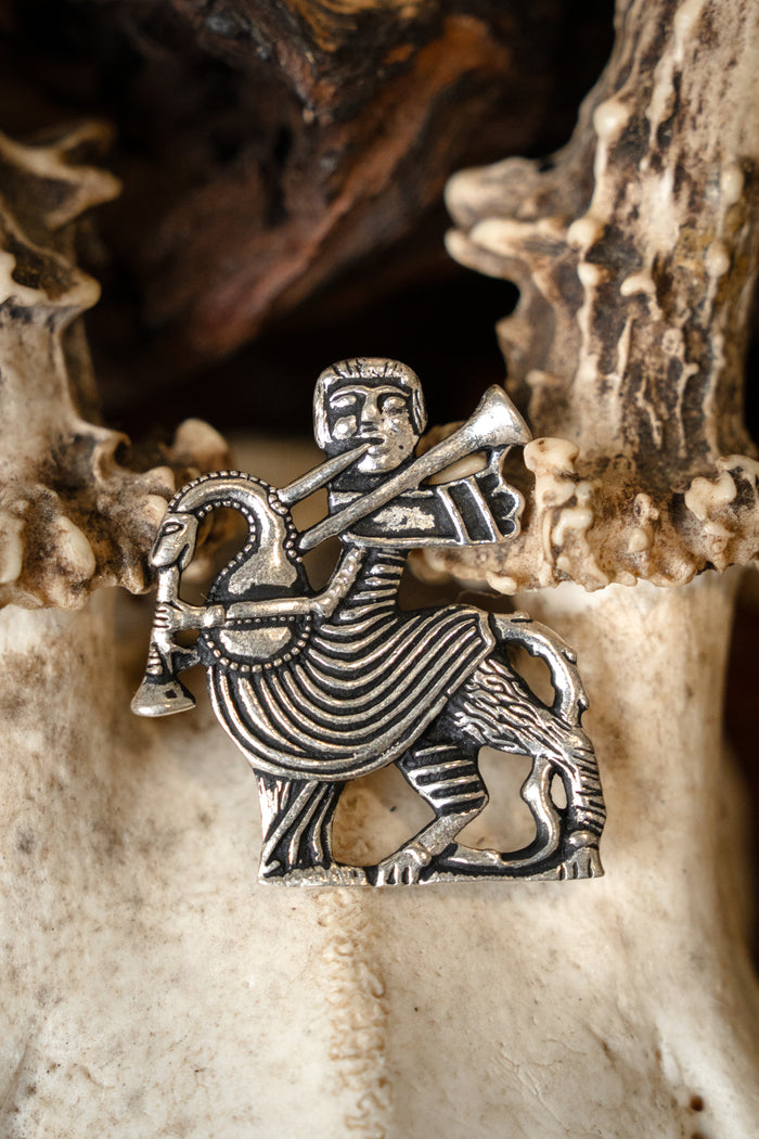 Pilgrim badge bagpiper, silvered bronze