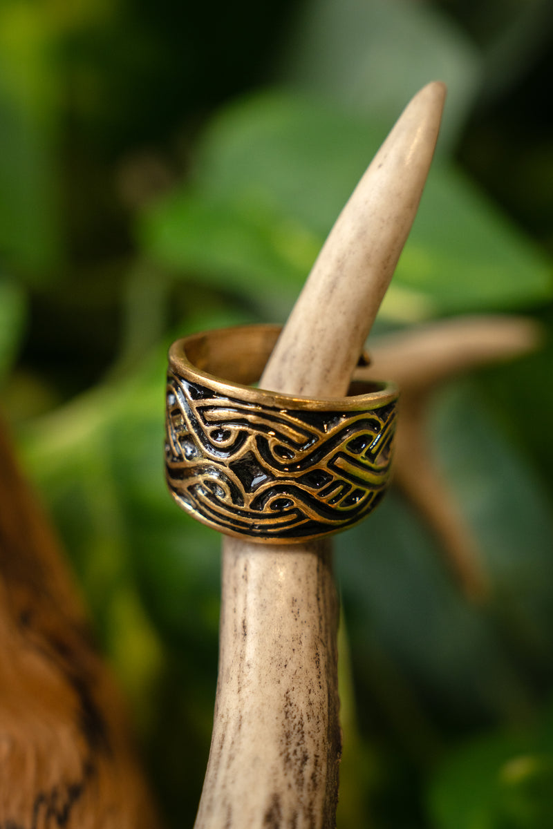 Anillo magiar con motivo de nudo, bronce