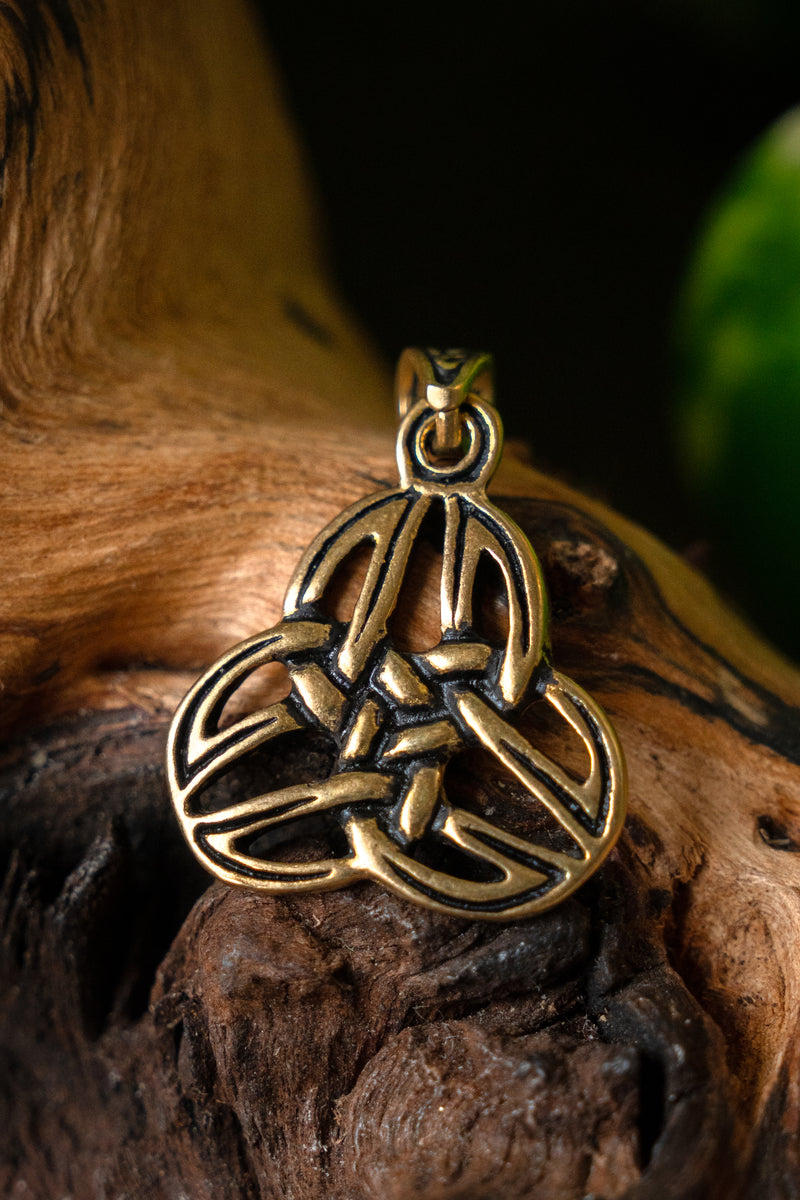 Colgante celta triquetra, bronce