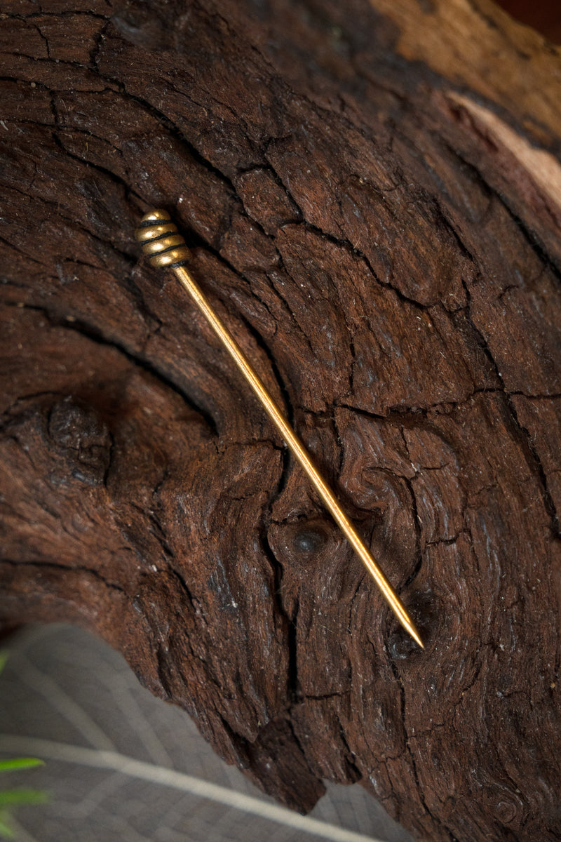 Średniowieczna szpila do nakryć głowy, mosiądz