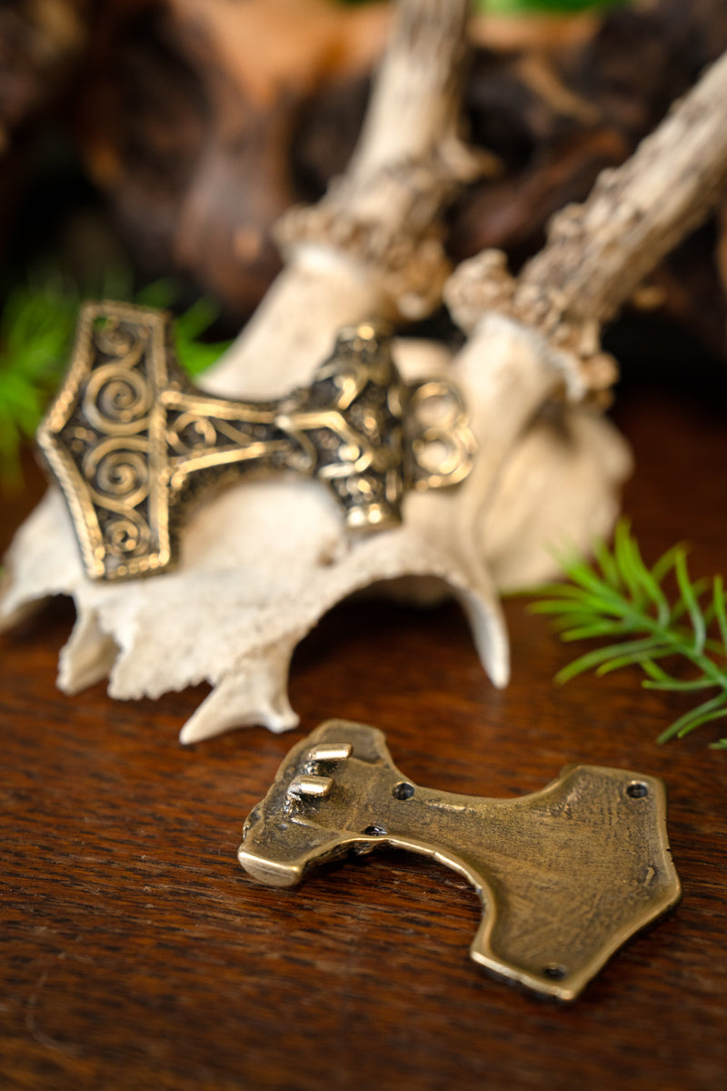 Mantelspänne Torshammare, brons