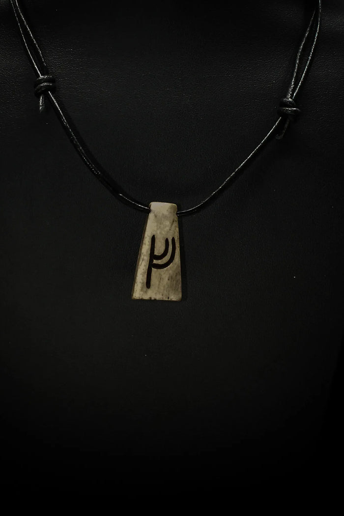 Bone rune pendant F/V, Fehu