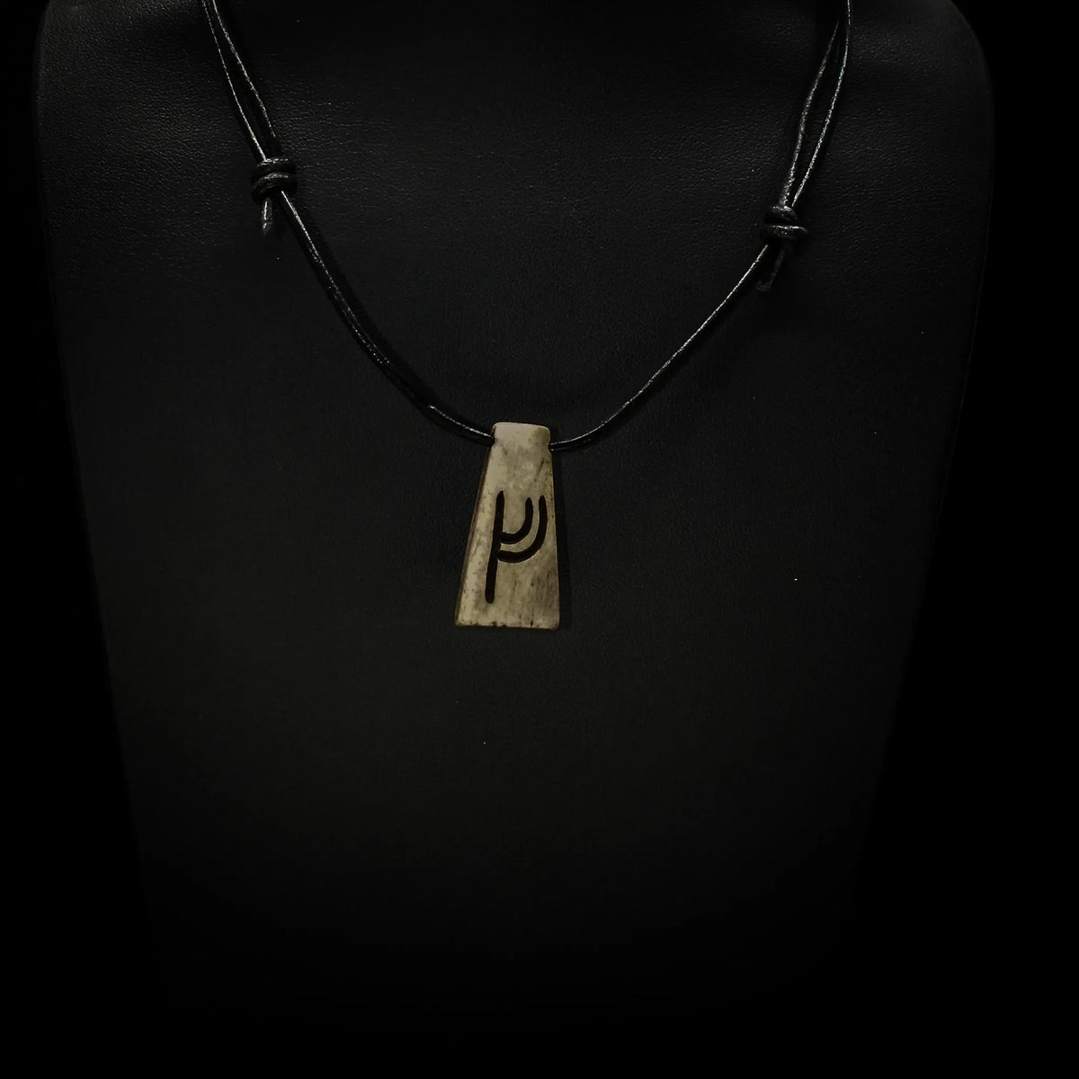 Bone rune pendant F/V, Fehu