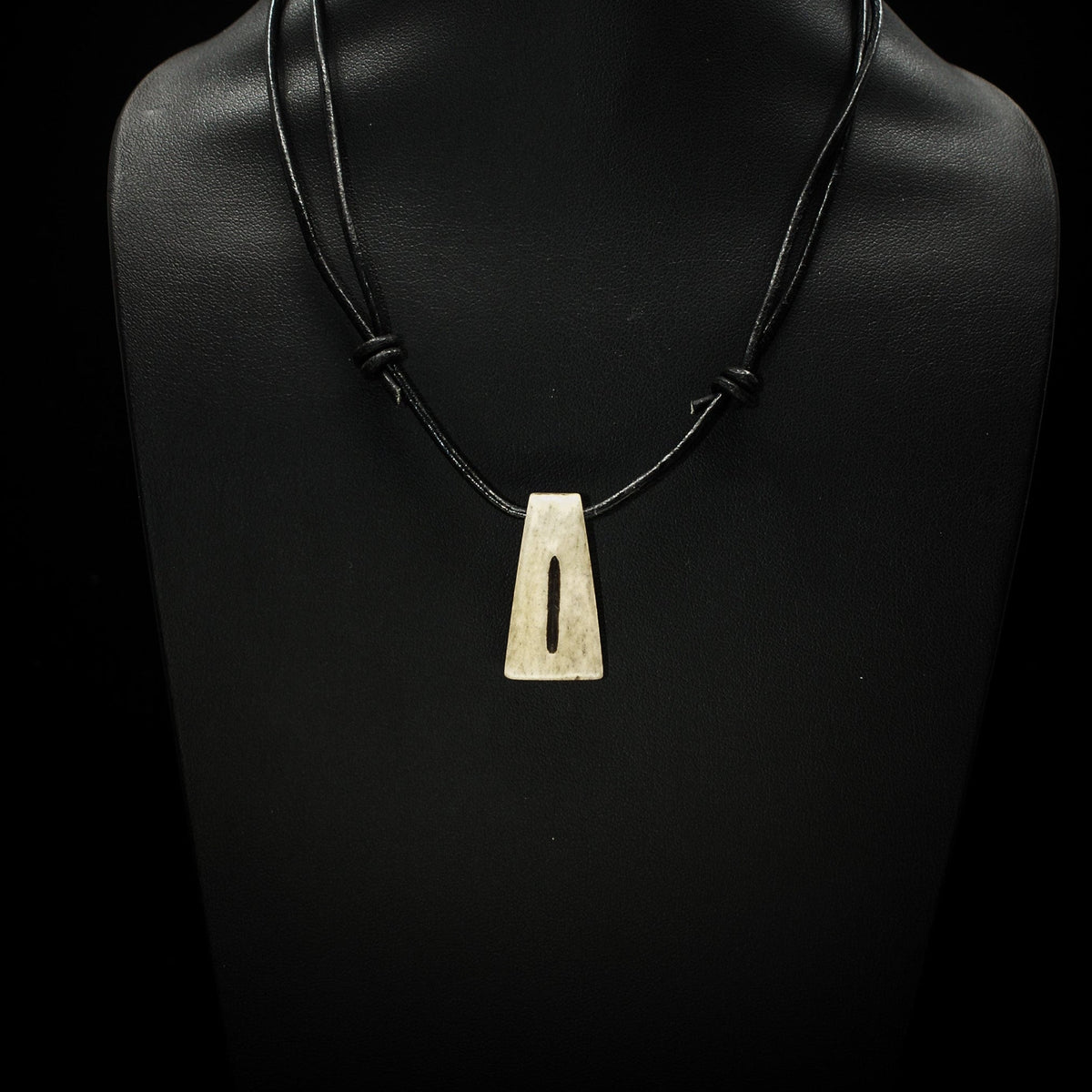 Bone rune pendant I/J/E, Isaz