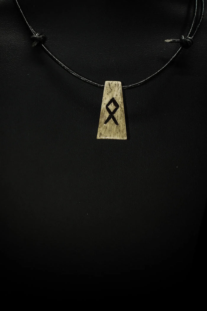 Bone rune pendant O, Othala