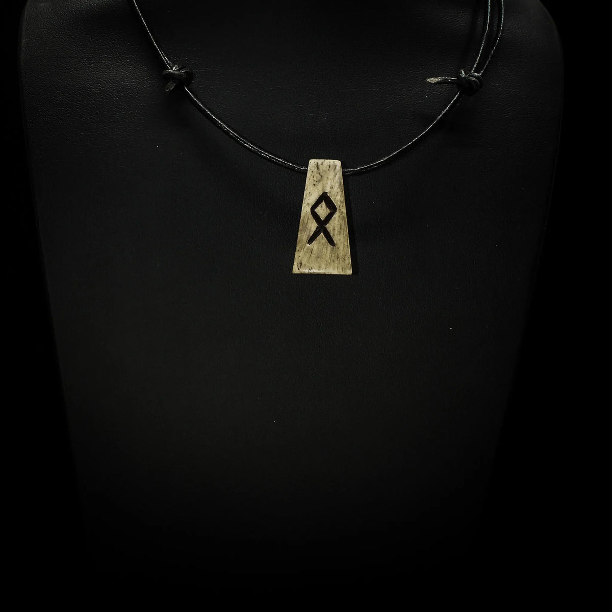 Bone rune pendant O, Othala