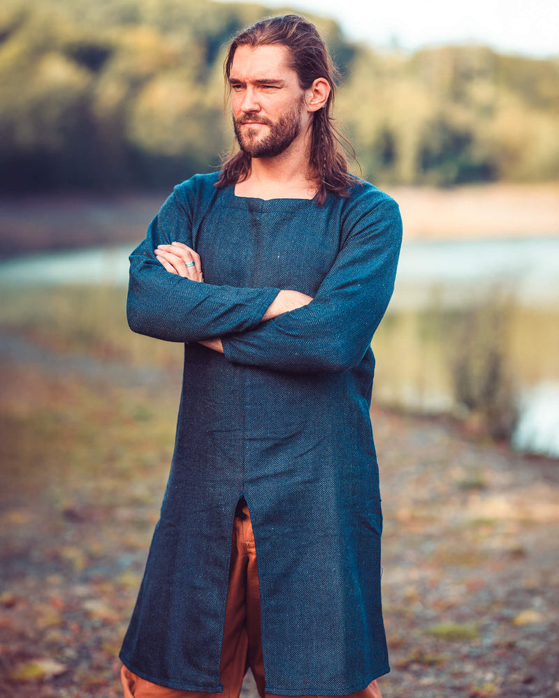 Middeleeuwse tuniek Sigeric, vissegraatmotief, blauw