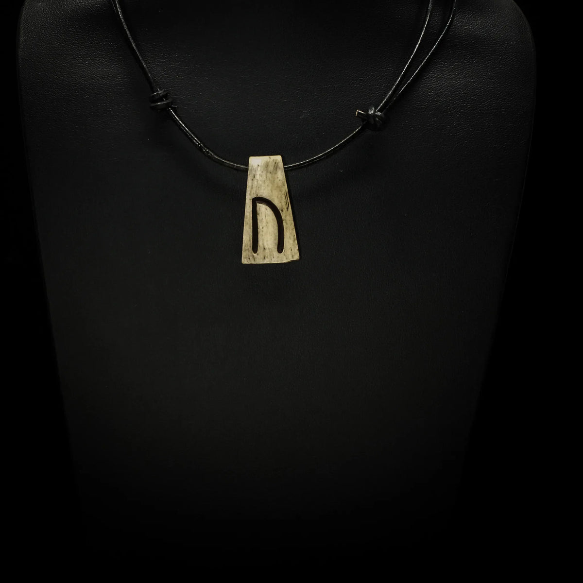 Bone rune pendant U/Y, Uriz