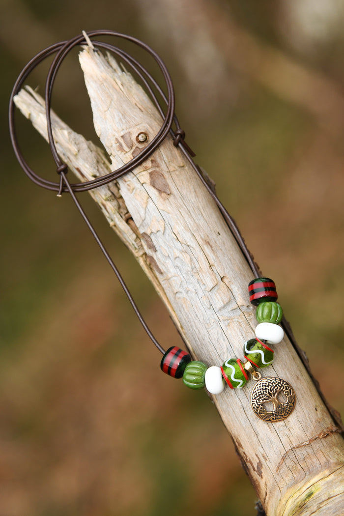 Glaskralenketting met Yggdrasil-hanger